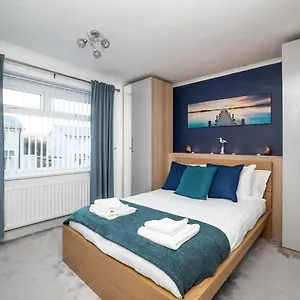  Apartment Gorgeous Modern 4 Bedroom House - Free Parking And Netflix By Wha For Contractors, Relocation, Business Travelers