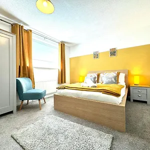  Apartment The Alnham, Large 3 Bed Apartment, Close To The